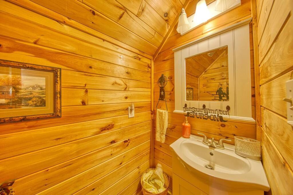 Serenity, A Rustic Log Retreat Sevierville