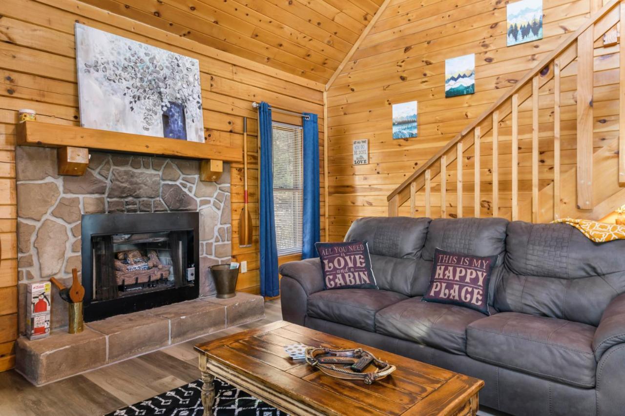 Serenity, A Rustic Log Retreat * Sevierville