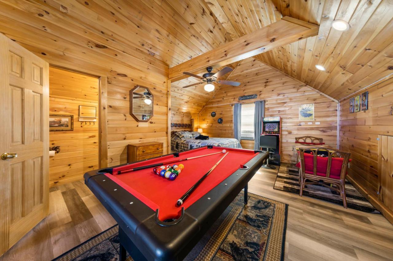 Serenity, A Rustic Log Retreat * Sevierville